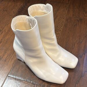 Women’s white square toe ankle boots size 8 excellent condition